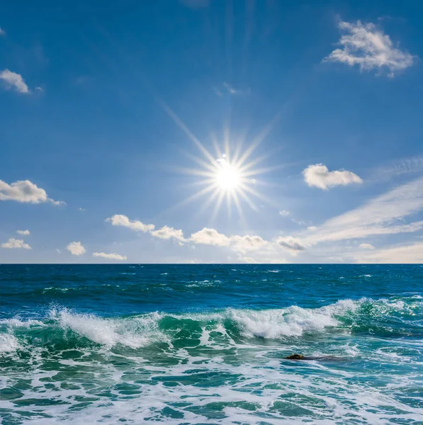 Smaragdgrüne Meeresküste Mit Wellen Sonnigen Tag — Stockfoto