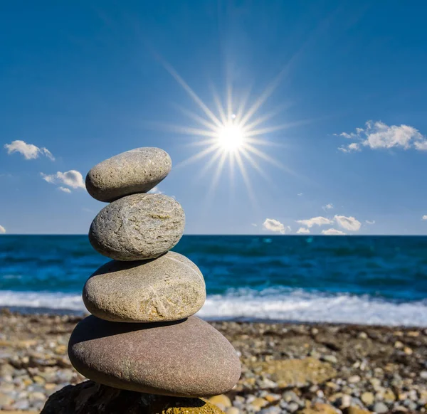 Primer Plano Montón Pequeñas Piedras Una Playa Mar Bajo Sol — Foto de Stock