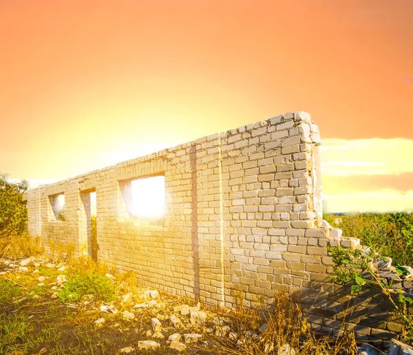 Gammal Tegelvägg House Ruin Solnedgång Bakgrund — Stockfoto