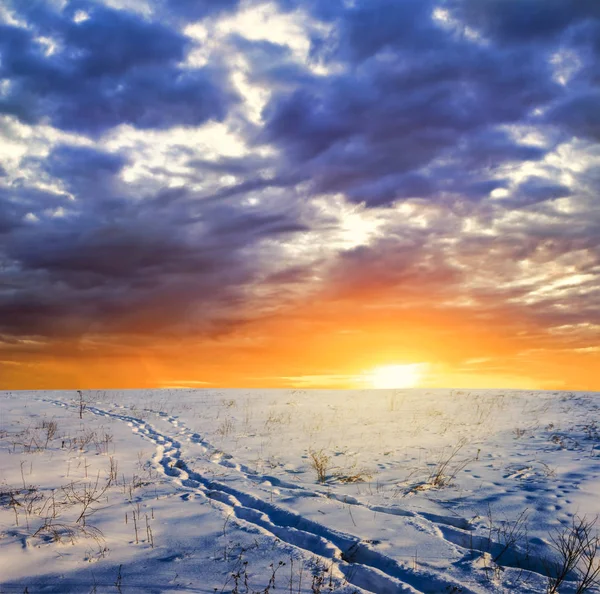 Winterebene Schnee Beim Dramatischen Sonnenuntergang — Stockfoto