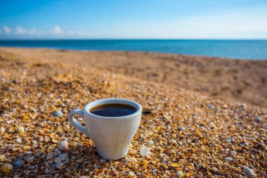 fincan kahve bir deniz kumlu plajda