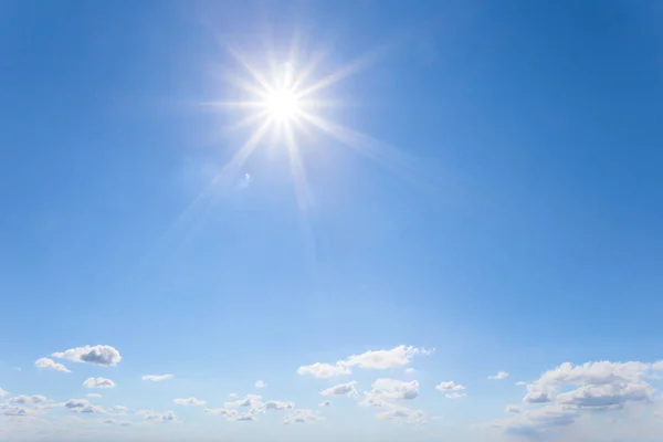 Blauwe Bewolkte Hemel Met Schitteren Zon Natuurlijke Achtergrond — Stockfoto