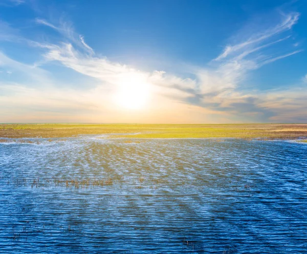 Sonnenuntergang Über Einem Ruhigen See — Stockfoto