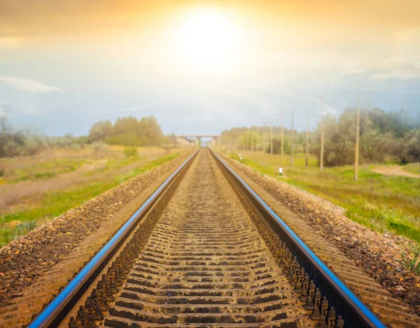 夕日に大草原の中の鉄道 — ストック写真