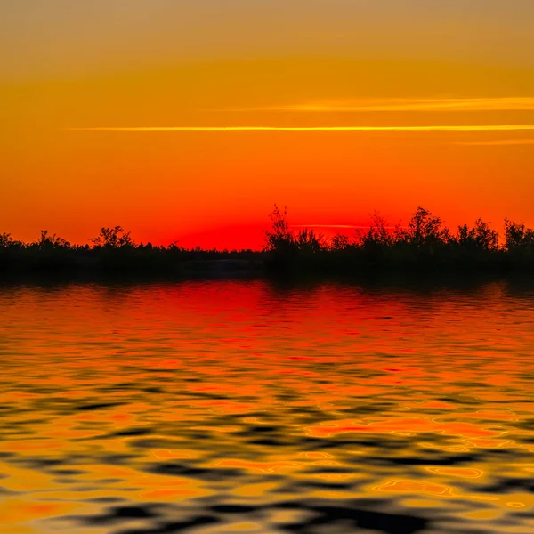 Pôr Sol Dramático Vermelho Refletido Lago — Fotografia de Stock