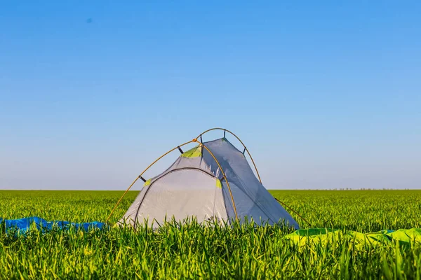 Крупным Планом Туристическая Палатка Среди Зеленых Сельских Полей — стоковое фото