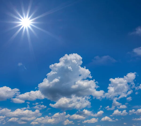 Cielo Azul Con Nubes Sol Brillante Fondo Natural — Foto de Stock