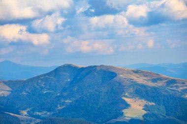 dağ zinciri altında bir bulutlu gökyüzü manzara