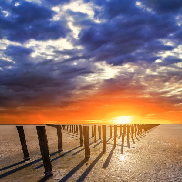 Construção Antiga Fábrica Sal Pôr Sol Sob Nuvens Densas — Fotografia de Stock