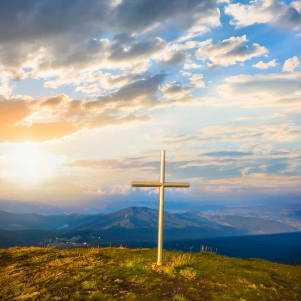 Christenkreuz Denkmal Auf Einem Berggipfel Bei Sonnenuntergang — Stockfoto