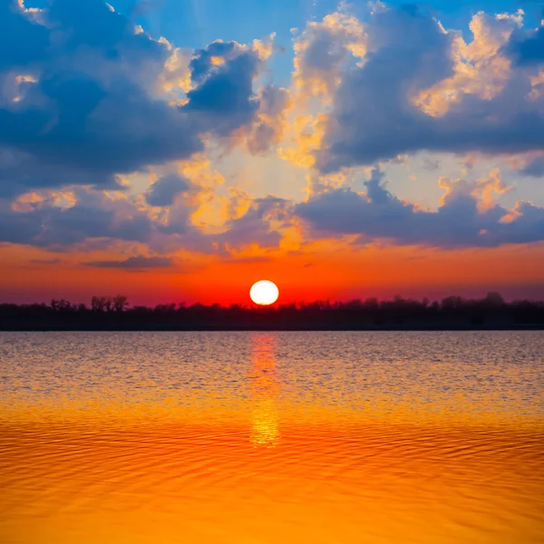 在宁静的湖面上戏剧性的红色日落 — 图库照片