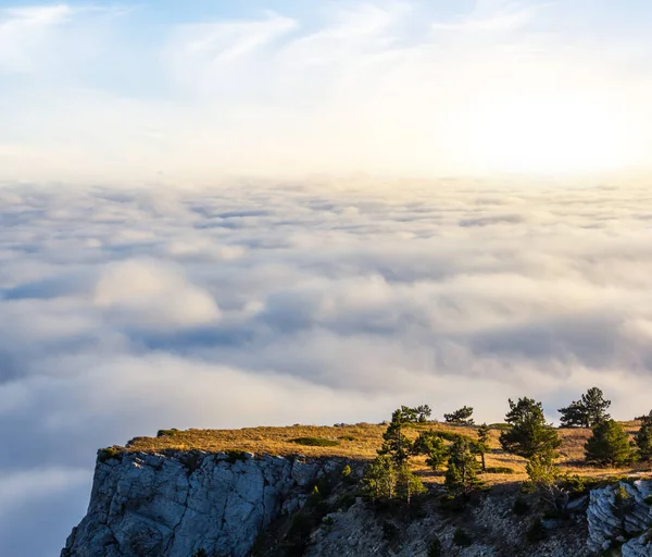 Bergplateaukap Über Einer Dichten Wolkendecke Beim Sonnenaufgang — Stockfoto