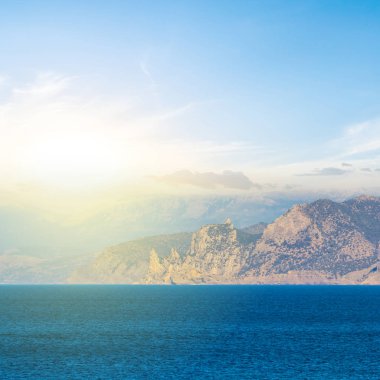 Zümrüt deniz sıcak güneşli gün defne