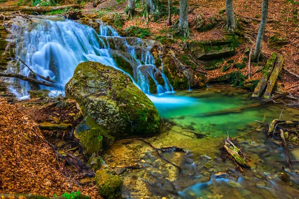 Dağ Nehrinde Küçük Bir Şelale — Stok fotoğraf