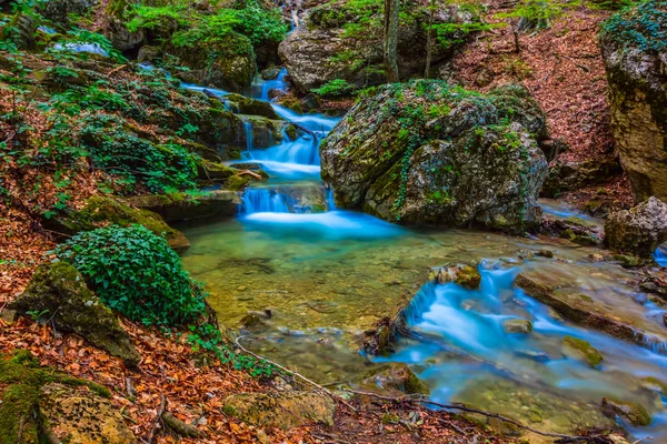 Petit Ruisseau Précipitant Dans Canyon Montagne — Photo