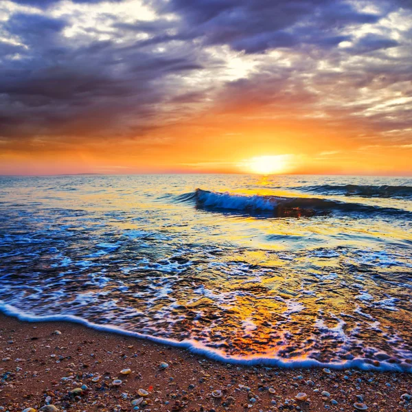 Όμορφη Ήσυχη Αμμώδη Παραλία Στο Ηλιοβασίλεμα — Φωτογραφία Αρχείου