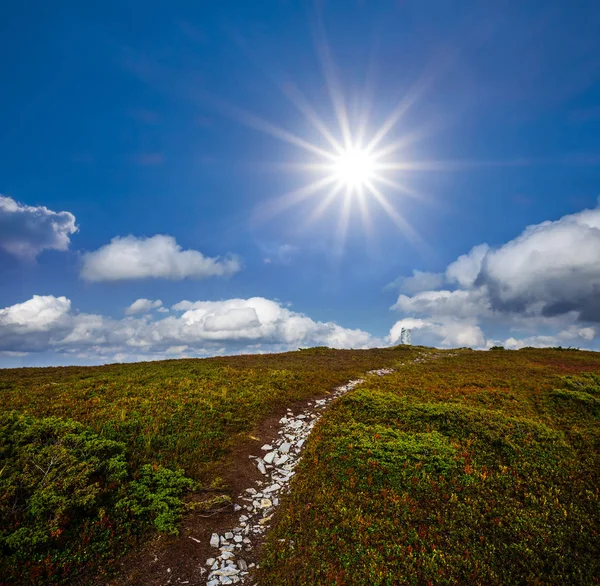 Modo Turistico Percorri Cima Della Montagna Sotto Caldo Sole Estivo — Foto Stock