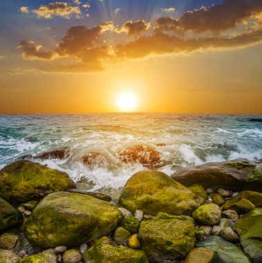 gün batımında kayalık deniz kıyısı
