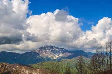 yoğun bulutlar grubunu dağda