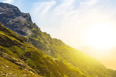 parlak gün batımı arka plan yeşil dağ yamacında