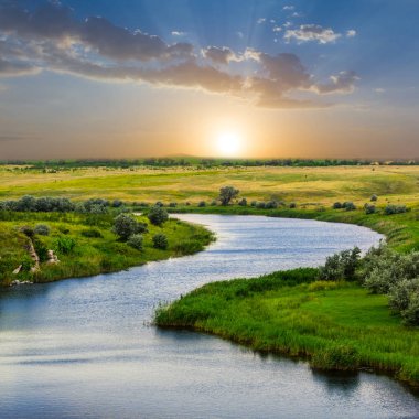 gün batımında yeşil alanlar arasında sessiz yaz Nehri