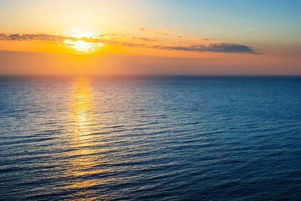 Avond Laagstaande Zon Boven Rustige Zee — Stockfoto