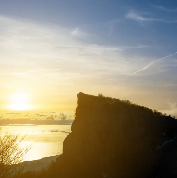 Montare Silhouette Sopra Una Fitta Nuvola Tramonto — Foto Stock