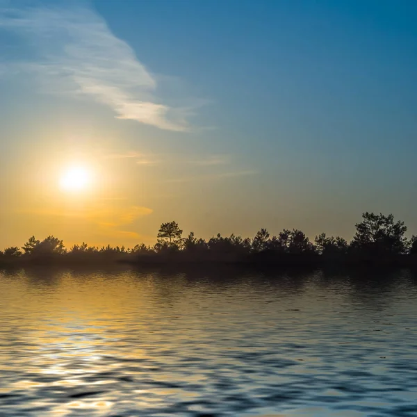 Lago Verão Tranquila Pôr Sol Fundo Natureza Pastoral — Fotografia de Stock