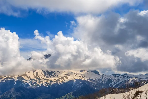 山脊在雪中的浓云中 — 图库照片
