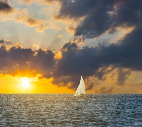 Вітрильна Яхта Морі Заході Сонця — стокове фото
