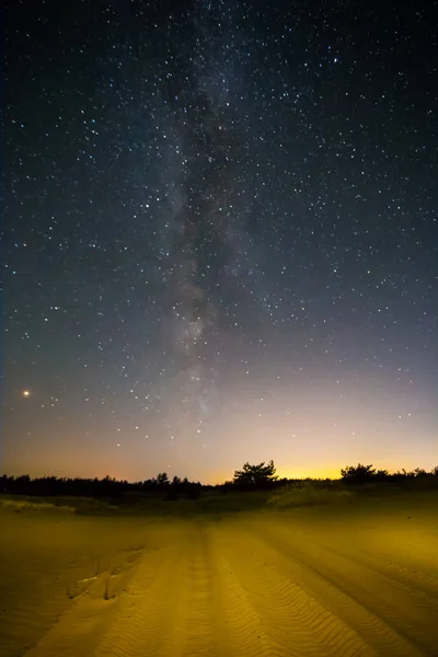 Duas Estradas Deserto Arenoso Sob Forma Leitosa — Fotografia de Stock