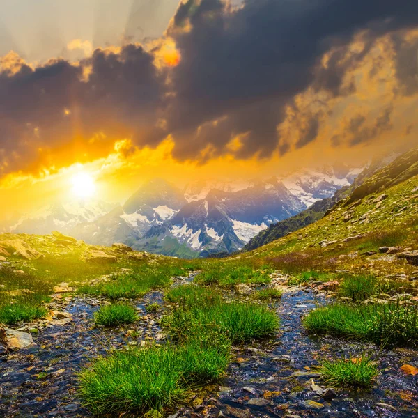 Beautiful Green Mountain Valley Dramatic Sunset — Stock Photo, Image