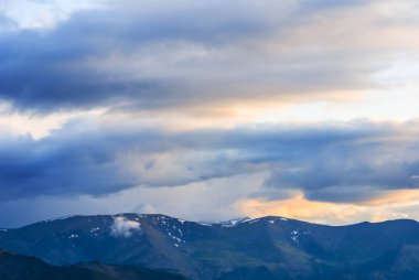 dağ sırtı yoğun bulutlar altında bir karda