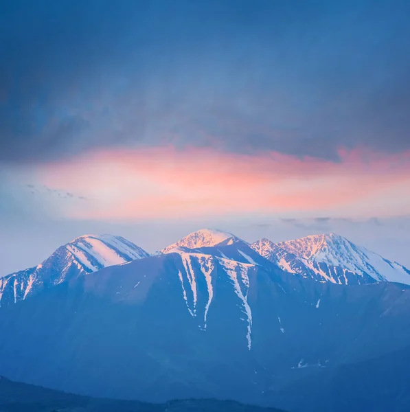 Χιονισμένα Βουνό Αλυσίδες Στο Νωρίς Πρωί — Φωτογραφία Αρχείου
