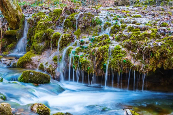 Nahaufnahme Kleiner Schöner Wasserfall Gebirgsfluss — Stockfoto