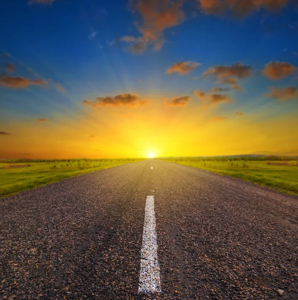 Asfaltová Silnice Mezi Zelenou Prérii Západ Slunce — Stock fotografie