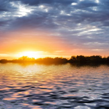 dramatik günbatımı sakin göl, doğal akşam arka plan yansıması