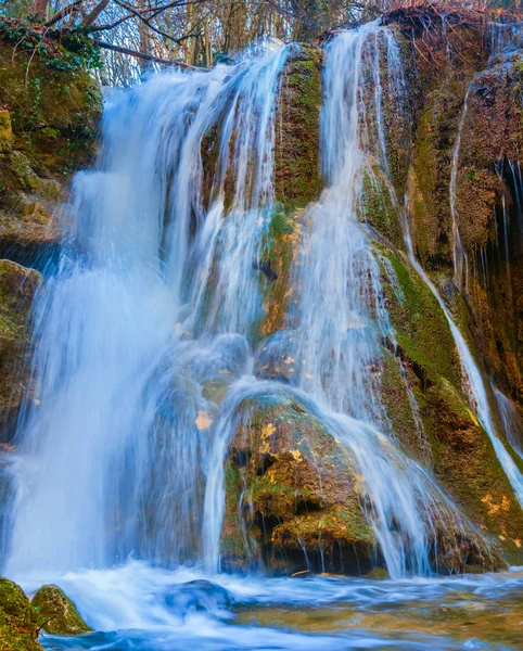 美丽的特写瀑布在山上河 — 图库照片