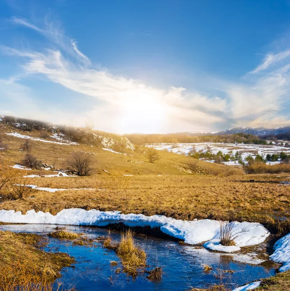 Jarní Řeka Ujíždělo Prérie Sněhu Západ Slunce — Stock fotografie