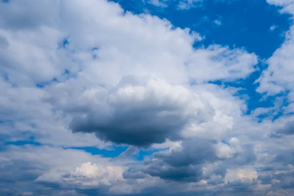 Doğal Arka Plan Mavi Gökyüzü Üzerinde Yoğun Bulutlar — Stok fotoğraf