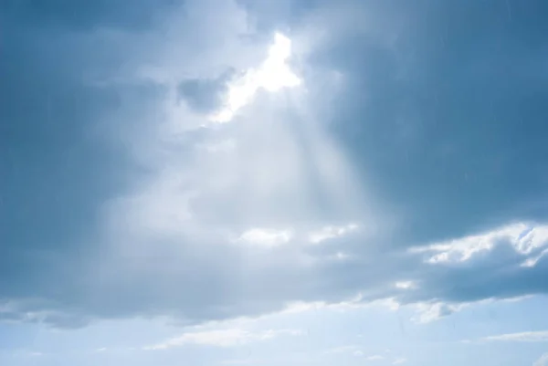Красивое Облачное Небо Дождем Толкающими Солнечными Лучами — стоковое фото