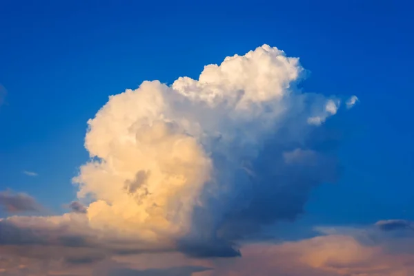 Close Cumulus Céu Azul — Fotografia de Stock