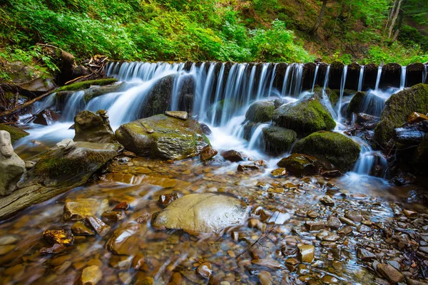 Mountain River Rusar Över Stenar — Stockfoto