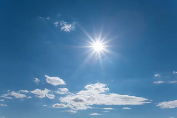 青い曇り空 自然の背景に太陽を輝き — ストック写真