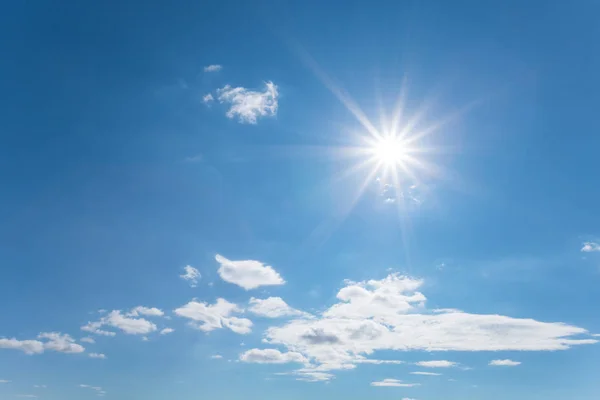 青い曇り空 自然の背景に太陽を輝き — ストック写真