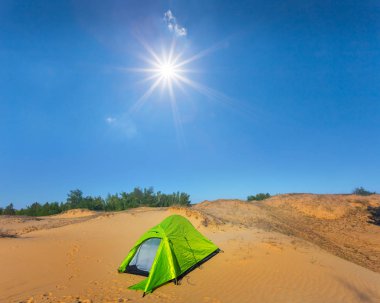 bir kumlu çölde closeup yeşil turistik çadır