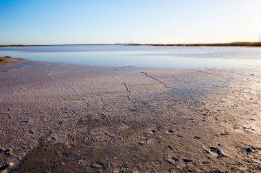 küçük su birikintisi sahne akşam bir kir içinde
