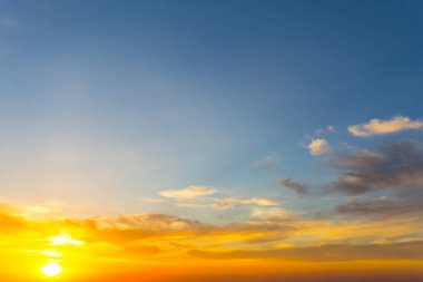 bulutlu gökyüzü kırmızı günbatımı akşam