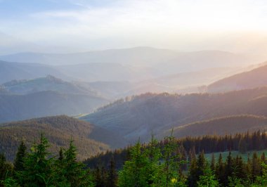 sessiz dağ vally akşam mavi sis içinde