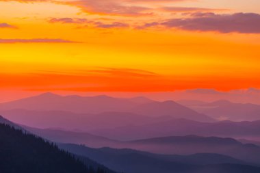 dağ sırtı alacakaranlıkta bir sis içinde